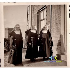 Zusters Johannastichting aan de voor zijde van het huis. Coll. HKR F000006